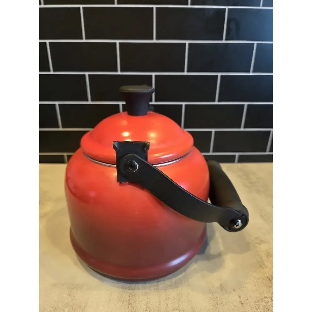 Le Creuset Traditional Stove Top Tea Kettle Pot 1.25 Qtz. Ombre Crimson Red GUC